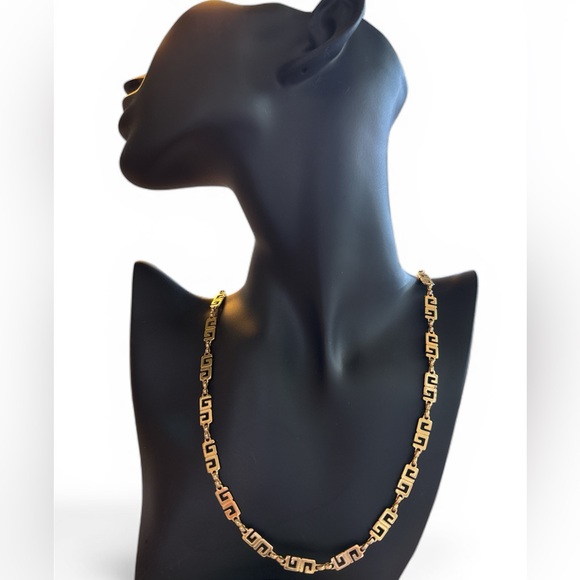 Givenchy Elegant Gold Necklace! Excellent condition! - Picture 4 of 4